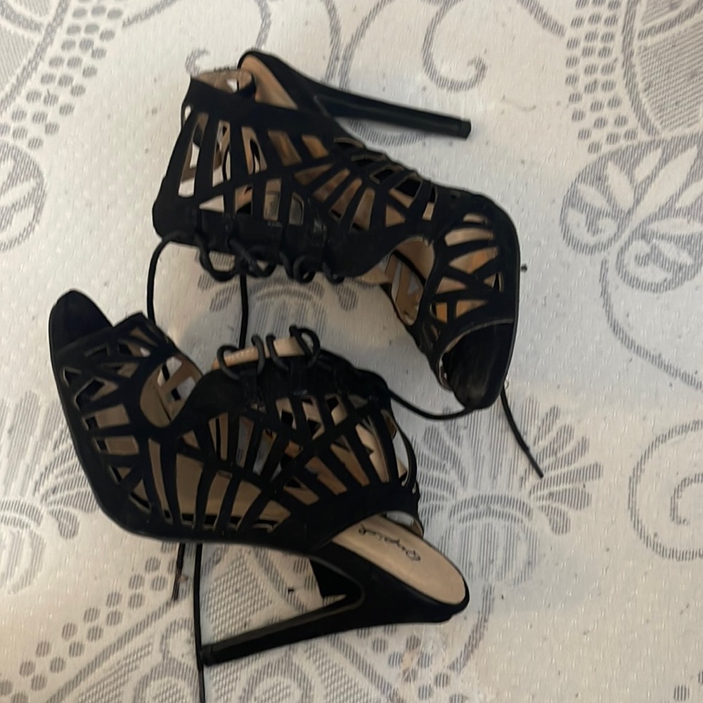 Qupid. Black. Tie up. Size 8